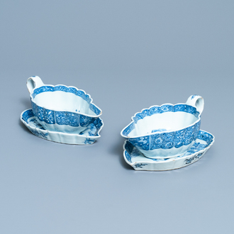 Une paire de saucières sur supports en porcelaine de Chine en bleu et blanc, Qianlong