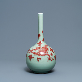Un vase de forme bouteille en porcelaine de Chine à décor d'un dragon en rouge de cuivre sur fond céladon, Kangxi