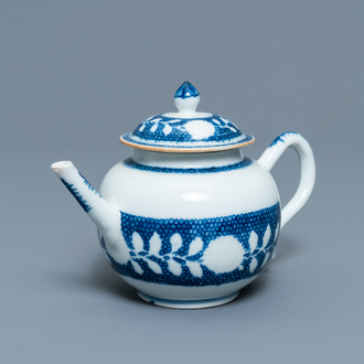 Een Chinese blauw-witte theepot met onderglazuur decor, Yongzheng/Qianlong