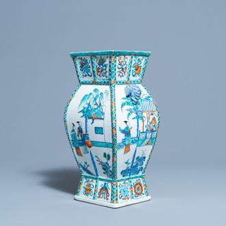 Un vase en porcelaine de Chine doucai à décor d'une scène du 'Xi Xiang Ji', Qianlong/Jiaqing