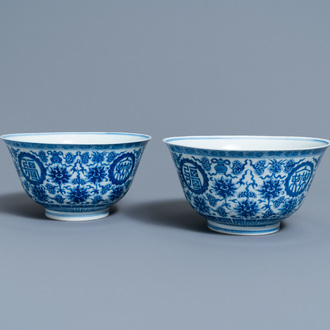 Une paire de bols 'wan shou wu jiang' en porcelaine de Chine en bleu et blanc, marque et époque de Qianlong