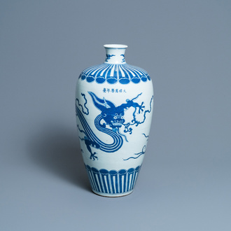 Un vase de forme 'meiping' en porcelaine de Chine en bleu et blanc, marque de Wanli, 19ème