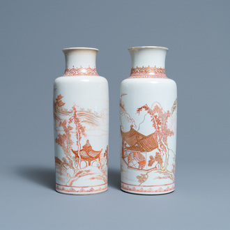 Deux vases de forme rouleau en porcelaine de Chine en rouge de fer et doré, Kangxi