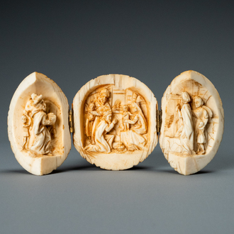 Une sphère en ivoire sculpté s’ouvrant en triptyque représentant 'L’adoration des mages', France, 19ème