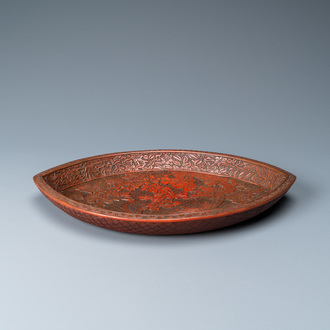 Een Chinese puntige ovale lakwerk schotel met een pauw op een rots, drie-karakter merk, Qianlong