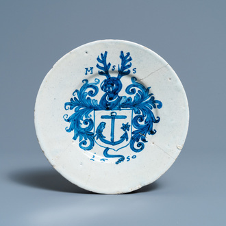 Une assiette armoriée en faïence portugaise en bleu et blanc, datée 1650