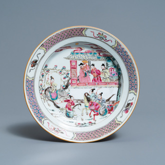 Une assiette en porcelaine de Chine famille rose à décor de l'histoire du Général Yang, Yongzheng