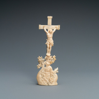 Een ivoren kruisiging met Maria Magdalena aan de voet van het kruis, 18e eeuw