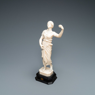 Une statue d'une danseuse orientale en ivoire sculpté, probablement Dieppe, France, 19ème
