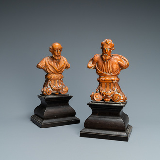 Une paire de bustes de saints en buis sculpté sur socles en placage d’ébène, 17ème