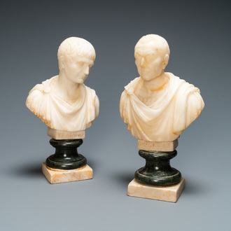 Een paar Italiaanse albasten bustes van de keizers Trajanus en Julius Caesar, 19e eeuw