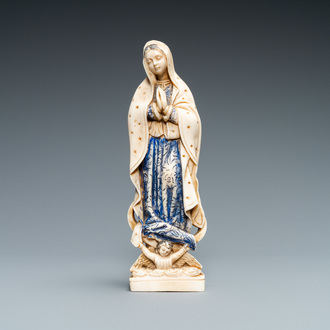 Een gepolychromeerde en vergulde ivoren figuur van een Madonna, 19e eeuw