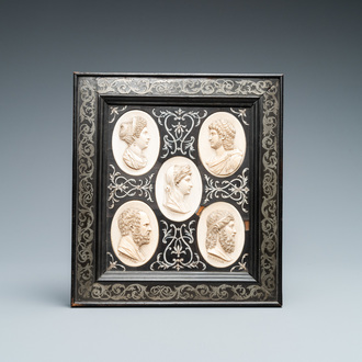 Vijf ivoren portretmedaillons in een met tin ingelegde ebbenhouten lijst, Frankrijk en/of Italië, 19e eeuw
