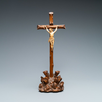 Un crucifix avec Christ en ivoire sur une croix en bois en forme de troncs d’arbre sur tertre, France, 17/18ème