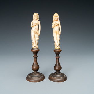 Une paire de manches de couvert en ivoire représentant Adam et Eve, Pays-Bas, 17ème