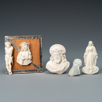 Un profil d’homme en nacre, une statue et deux bustes de Christ et une Vierge en ivoire, 18/19ème
