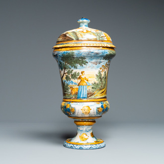 Une urne couverte en faïence polychrome de Castelli, Italie, 18ème