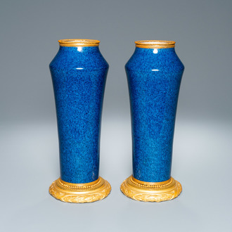 Een paar monochrome poederblauwe Sèvres vazen met vergulde bronzen montuur, 19e eeuw
