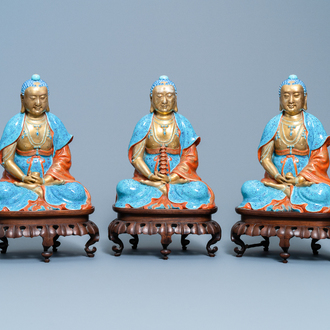 Drie Chinese figuren van Bodhisattva met robin's egg en verguld glazuur, Qianlong/Jiaqing