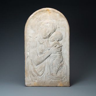 Italiaanse school, 19e eeuw, naar Desiderio da Settignano (1430-1464): een bas-reliëf in marmer met een Madonna met kind