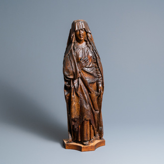 Une grande statue de la Vierge de Calvaire en chêne sculpté, 15ème