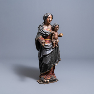 Une grande statue d'une Vierge à l’enfant en chêne sculpté et polychromé, 1ère moitié du 16ème