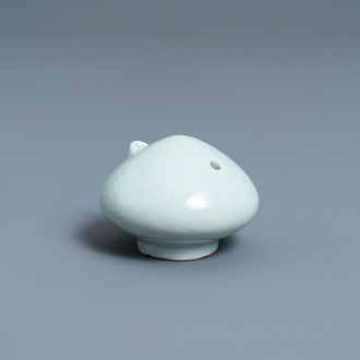 Un compte-gouttes en porcelaine de Corée céladon monochrome, 20ème
