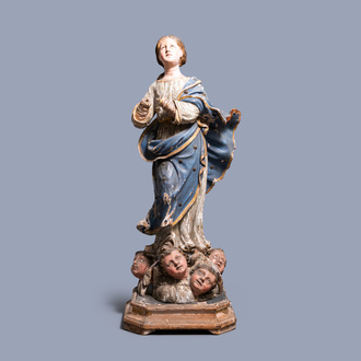 Une grande statue de la Vierge de l’Assomption en bois sculpté, polychromé et doré aux yeux en verre, Italie, 17ème