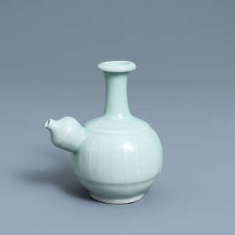 Un kendi en porcelaine de Chine céladon monochrome, 19ème