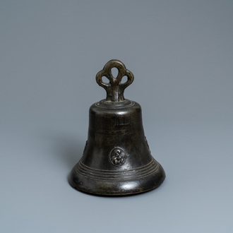 Une cloche en bronze à décor appliqué de saints, Nord de la France, 16ème