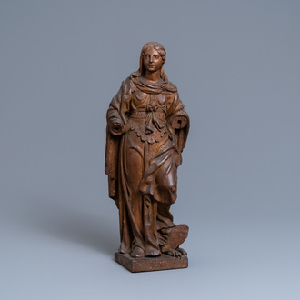 Une statue d'une sainte écrasant un griffon en chêne sculpté, 2ème moitié du 16ème