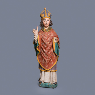 Une grande statue d'un évêque en chêne sculpté et polychromé, 16ème