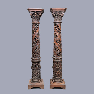 Une paire de colonnes ajourées en chêne aux chapiteaux corinthiens, 17ème