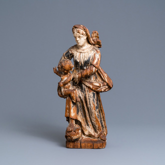Een gepolychromeerde houten figuur van een Madonna met kind, 17/18e eeuw