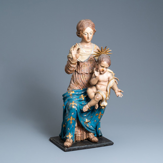 Een grote gepolychromeerde houten figuur van een Madonna met kind, 17e eeuw