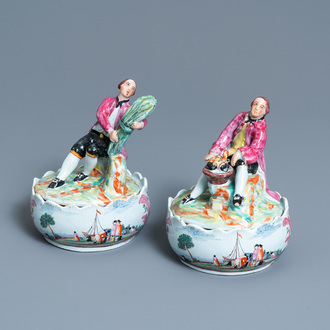 Een paar polychrome Delftse petit feu botervloten met marktkramers, 18e eeuw