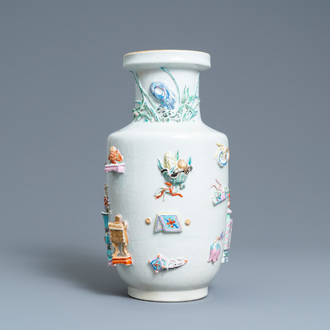 Un vase en porcelaine de Chine famille rose à décor d'antiquités en relief, Yongzheng