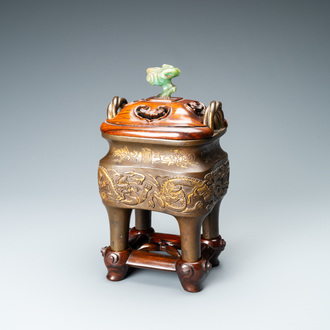 Een Chinese deels vergulde bronzen wierookbrander met deksel in hout en jade, Xuande merk, Kangxi