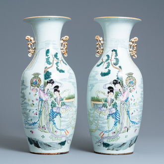 Une paire de vases en porcelaine de Chine famille rose, 19/20ème