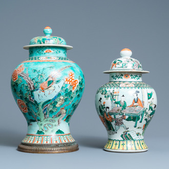 Deux vases couverts en porcelaine de Chine famille verte, 19ème