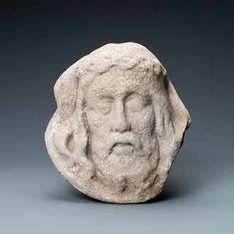 Un médaillon en marbre sculpté en haut relief représentant la face de Christ, prob. Italie, 15/16ème