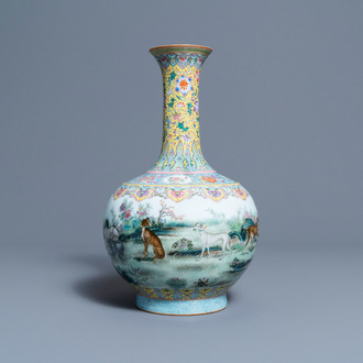 Un vase de forme bouteille en porcelaine de Chine famille rose à décor de chiens, marque de Qianlong