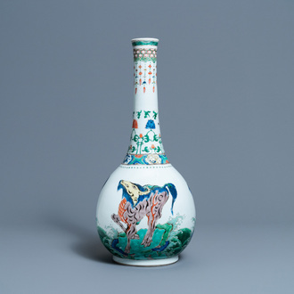 Un grand vase de forme bouteille en porcelaine de Chine famille verte à décor d'animaux mythiques, Kangxi