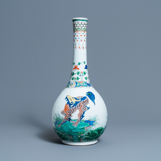 Un grand vase de forme bouteille en porcelaine de Chine famille verte à décor d'animaux mythiques, Kangxi