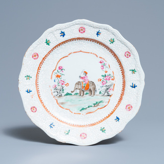 Une assiette en porcelaine de Chine famille rose à décor d’un cornac sur son éléphant, Qianlong