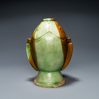 Un vase en forme de deux poissons en grès émaillé sancai, Chine, probablement Song