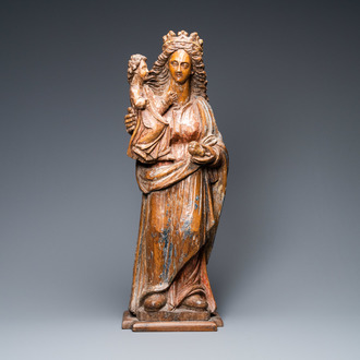 Une grande statue d'une Vierge à l'enfant en chêne sculpté, Flandres, 17ème