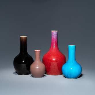 Quatre vases de forme bouteille en porcelaine de Chine monochrome, Kangxi et 19ème