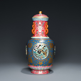 Un vase ajouré et tournant en porcelaine de Chine famille rose composé de quatre pièces, marque de Qianlong, République