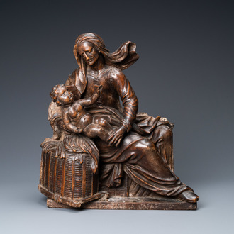 Un groupe en bois sculpté et patiné figurant Sainte Anne et l’Enfant Jésus sur un base inscrit, vers 1540